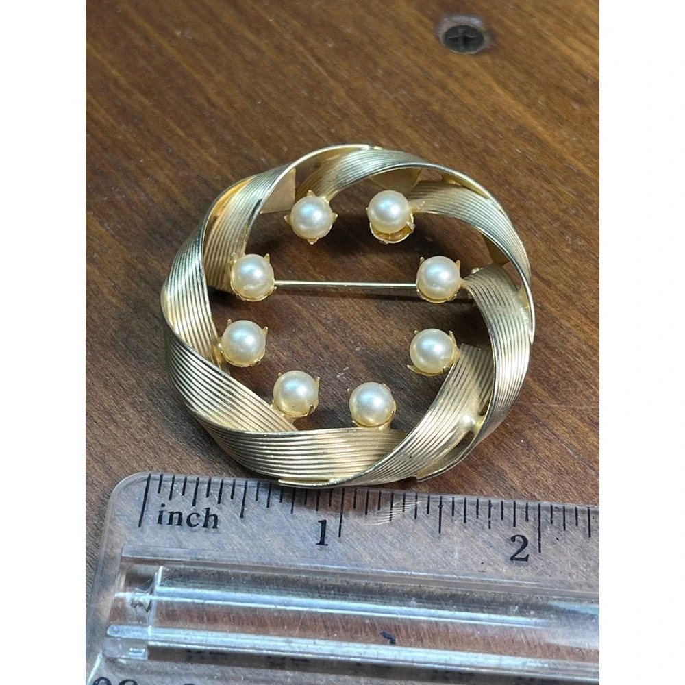 50s 60s Vtg Gold Tone Faux Pearl Wreath Brooch Textured Ribbon Circle Pin 1.5